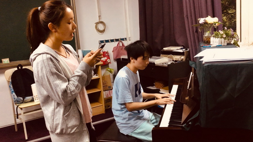 王尡耀和杨雯茜在音乐教室练习