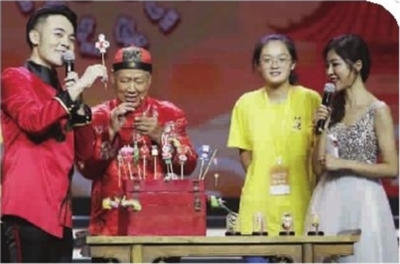 2018年7月，秦屹（左一）在北京主持“中国寻根之旅”夏令营开营仪式